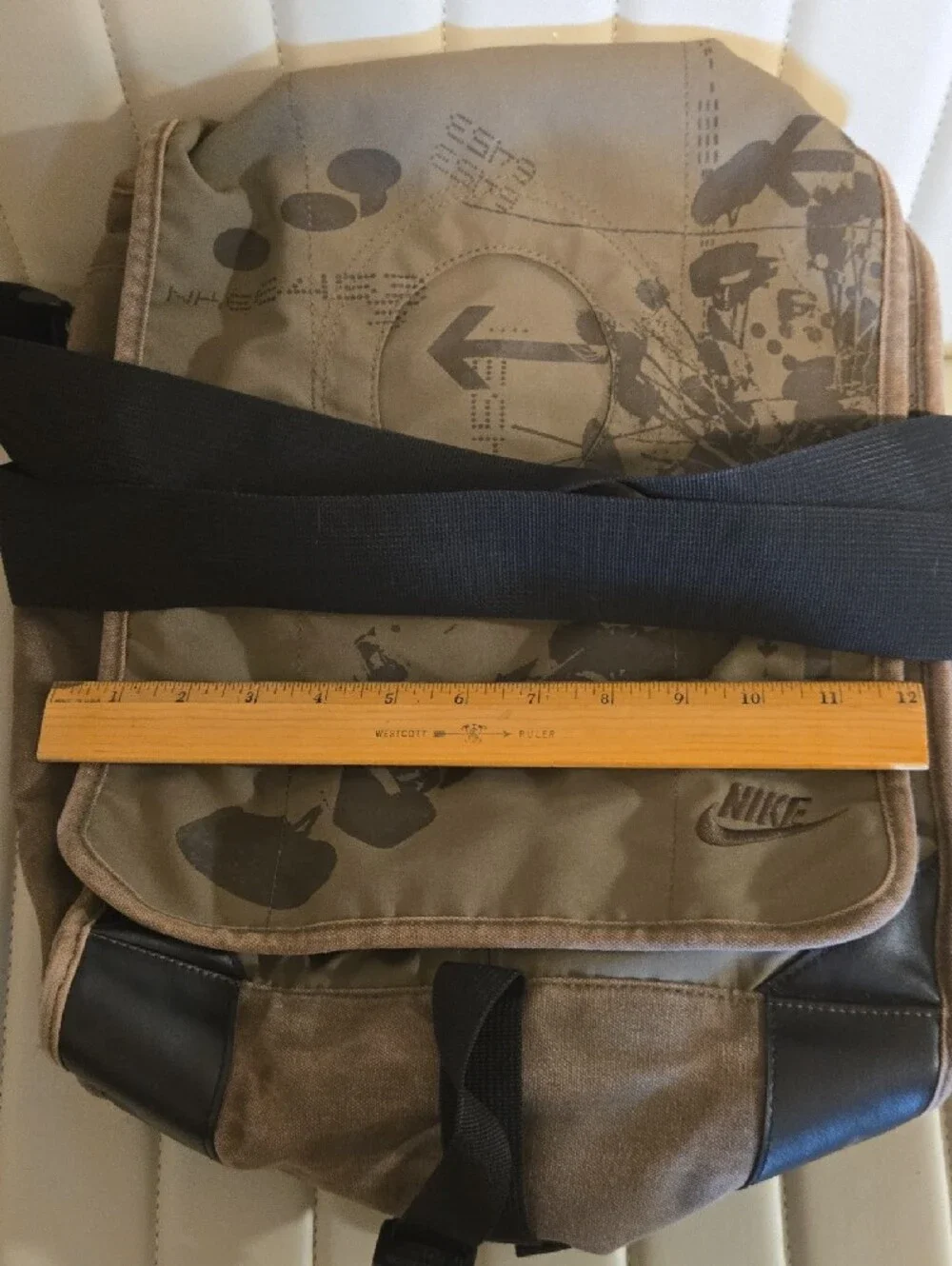 Nike casual messenger